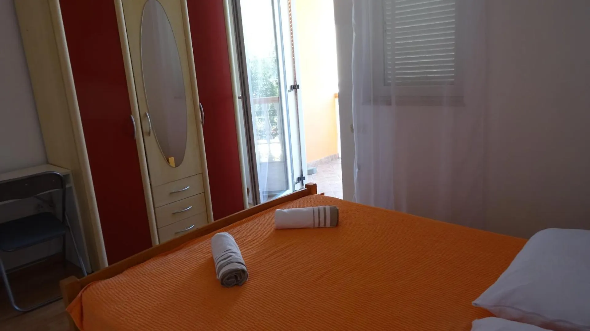 Apartment Guest House Laura Posedarje